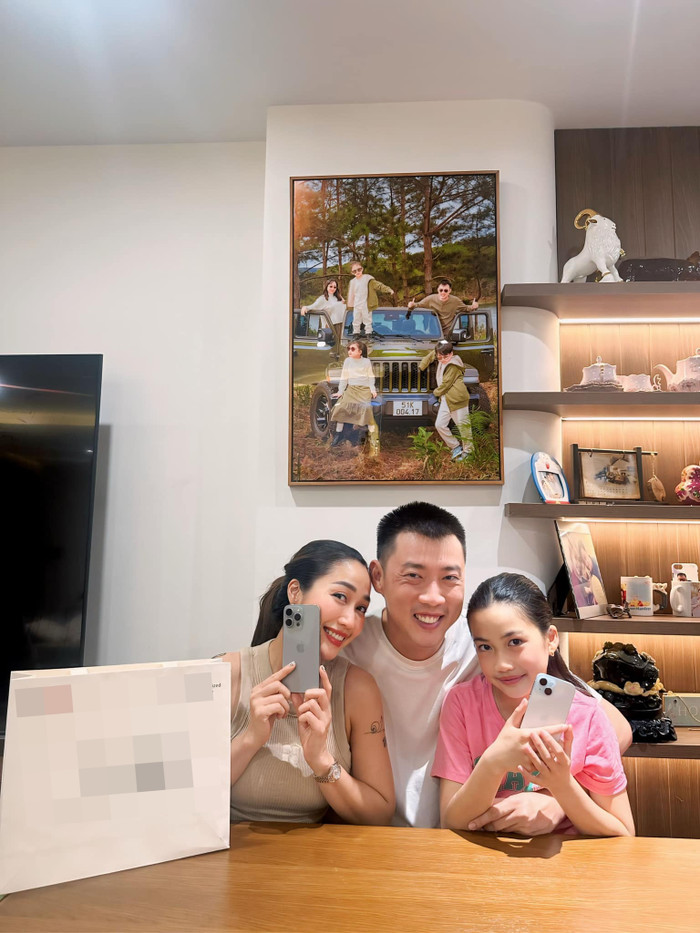 Ốc Thanh Vân và con gái được chồng tặng quà giá trị.