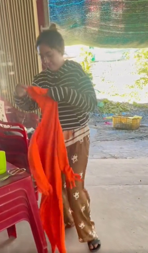 Cô gái đặt hàng chiếc áo chống nắng trên mạng