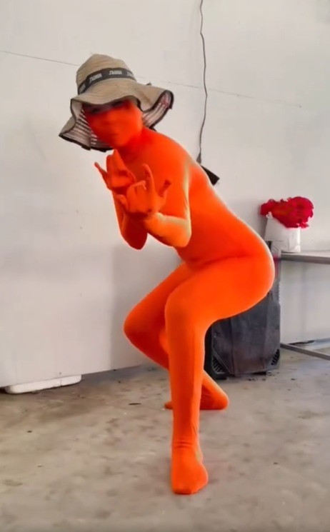 Sau khi mặc lên, cô gái khiến dân tình cười ngất vì trông không khác nào... siêu nhân cam.