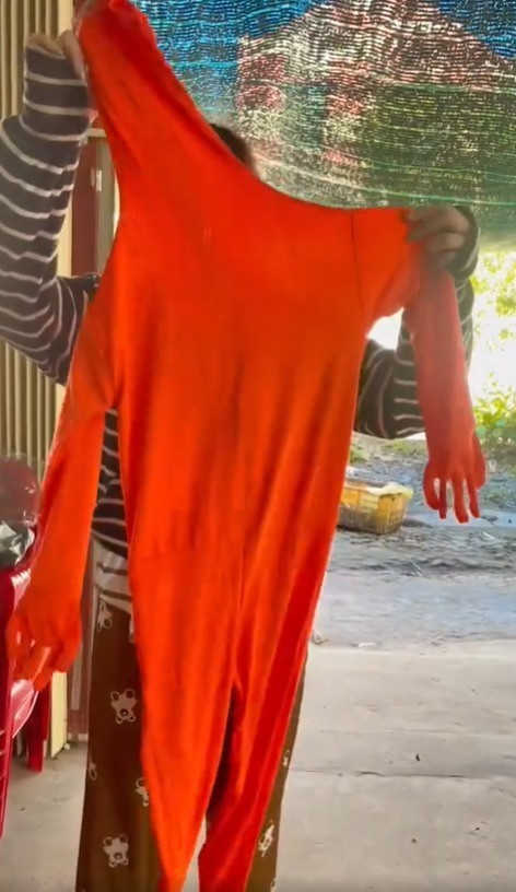 Sau khi nhận hàng, cô gái khui ra và mặc thử lên người