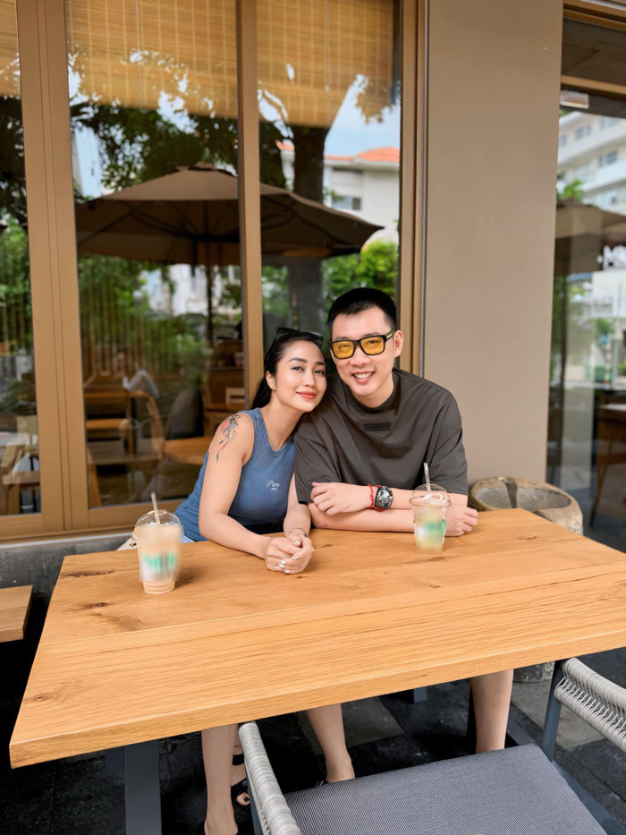 Ốc Thanh Vân khoe khoảnh khắc hạnh phúc bên chồng trong chuyến về Việt Nam lần này.
