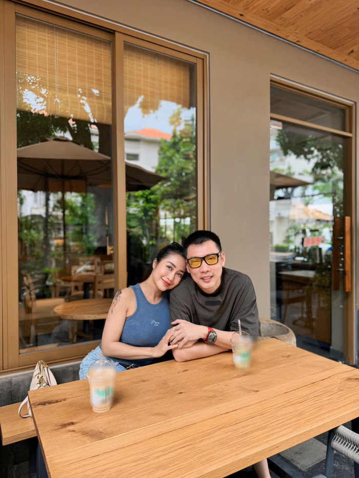 'Tin tui đi, còn êm ấm lắm', nữ diễn viên hài hước chia sẻ. 