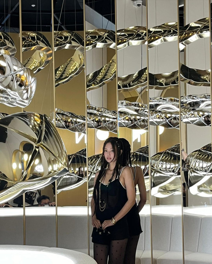 Jennie kết hợp với nhân vật từng làm việc với Rihanna, Miley Cyrus? Ảnh 1