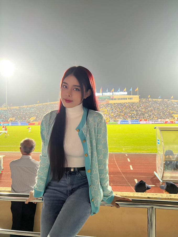 Bích Hạnh sinh năm 1993, quê tại Nam Định. Cô được cư dân mạng đồn thổi đang yêu Vũ Văn Thanh trong vài tháng qua. Người đẹp được phát hiện nhiều lần đến xem hậu vệ ĐT Việt Nam thi đấu. Thậm chí, cô còn lái xe đến rước Văn Thanh ở sân cỏ. 