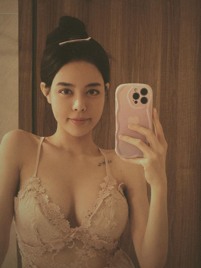 Mới đây, bạn gái Vũ Văn Thanh - Trần Bích Hạnh vừa gây chú ý trên mạng xã hội khi đăng tải bức ảnh khoe 'tuyết lê' đầy đặn với áo trễ ngực được làm từ chất liệu ren. Cô nhận được nhiều lời khen ngợi nhờ sắc vóc vô cùng gợi cảm. 