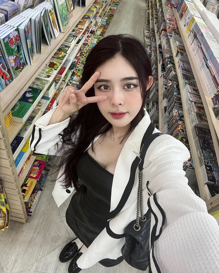 Ngoài vóc dáng khiến netizen ganh tị, bạn gái tin đồn của Vũ Văn Thanh còn sở hữu gương mặt có ngũ quan hài hòa, sắc sảo nhưng không kém phần trong trẻo. Tuy nhiên, cô vẫn vướng phải nghi vấn đã trải qua can thiệp thẩm mỹ. 