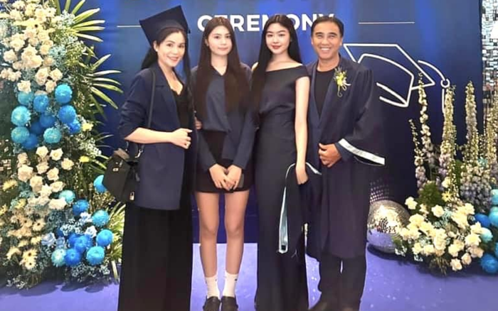 Vợ chồng Quyền Linh nở nụ cười hạnh phúc khi dự lễ tốt nghiệp của con gái đầu lòng. Ảnh: FBNV