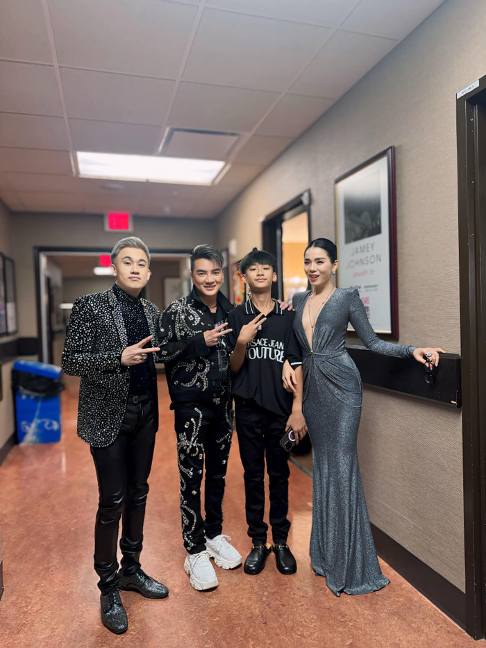 Lệ Quyên khoe nét đẹp quyến rũ trong bộ váy khoét sâu.