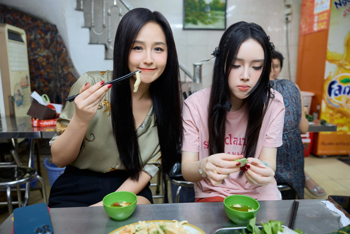 Mai Phương Thuý mới ra Hà Nội vào đầu tháng 6, cô kết hợp đi du lịch lẫn thăm gia đình. Dù đang sinh sống ở thành phố Hồ Chí Minh, người đẹp vẫn hết mực quan tâm đến người thân tại quê nhà. Ảnh: FBNV