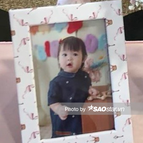 Dù còn khá nhỏ nhưng con gái Đỗ Mỹ Linh đã thừa hưởng những đường nét xinh xắn từ mẹ. Ti Mướp được nhận định sẽ trở thành mỹ nhân sáng giá trong tương lai.