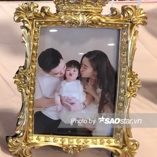 Trong khung ảnh chụp chung, dễ dàng nhận ra Ti Mướp nhận được sự cưng chiều và được ba mẹ chăm sóc một cách chu đáo.