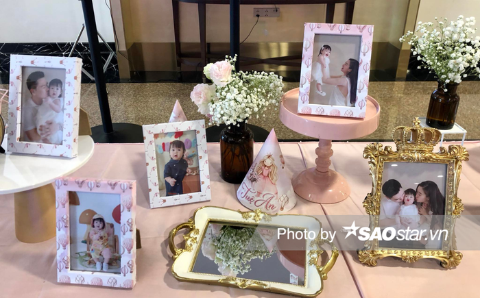 Tại sảnh, Đỗ Mỹ Linh khéo léo trang trí thêm nhiều khung ảnh hạnh phúc của gia đình. Diện mạo của con gái Hoa hậu Việt Nam 2016 nhanh chóng gây chú ý.