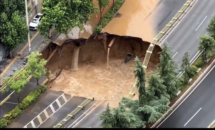 Mặt đường bất ngờ sụp lún lộ ra hố tử thần khổng lồ khiến 800 người dân sơ tán khẩn Ảnh 2