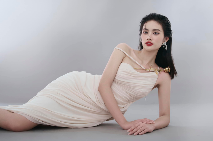 Mới đây, Hoa hậu Ý Nhi vừa có dịp hợp tác trong dự án mới cùng nhà thiết kế Hà Thanh Việt. Cô thu hút trọn chú ý của công chúng khi 'bắn ảnh' ngày càng đẳng cấp. 