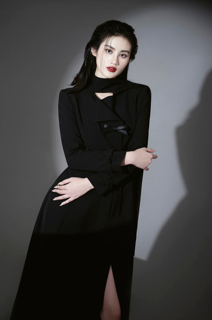 Người đẹp được trang điểm kỹ lưỡng với đôi mắt long lanh kết hợp với màu môi đỏ ấn tượng. Nhan sắc của Hoa hậu Ý Nhi còn khiến chủ tịch Miss World Vietnam - bà Phạm Kim Dung phải đăng lại bài viết và thể hiện sự tự hào đối với cô: 'Con gái đẹp quá đi nè'. 