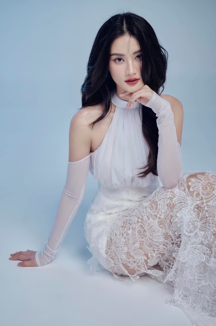 Ngoài ra, người đẹp có 'biến hóa' với nhiều sắc thái khác nhau khi thay đổi từ kiểu tóc ướt sang kiểu tóc xõa, uốn xoăn đầy nữ tính. 