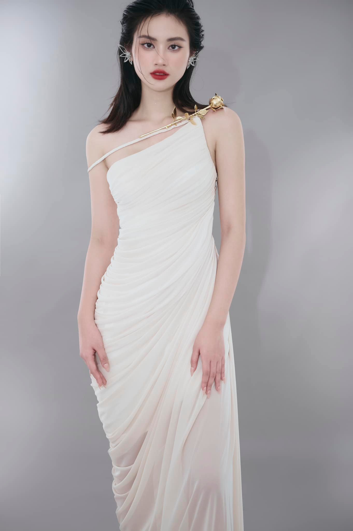 Khi làm việc với Ý Nhi, nhà thiết kế Hà Thanh Việt cũng thổ lộ rằng: 'Gặp Huỳnh Trần Ý Nhi vào những ngày cuối tháng 6. Cảm xúc y hệt như một năm trước gặp em lần đầu tiên. Ở ngoài rất hiền, ngoan và gần gũi'.