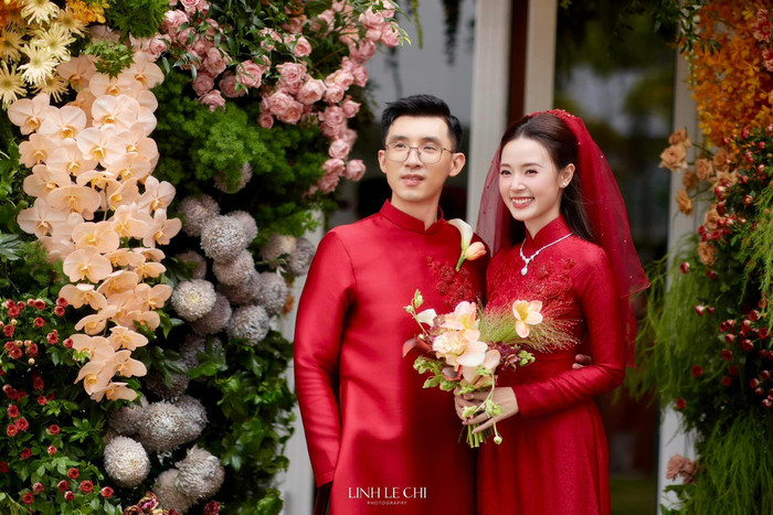 Trong lễ ăn hỏi, Midu đã nhận được của hồi môn giá trị từ mẹ chồng. Cô hạnh phúc khi ở bên cạnh Minh Đạt. Ảnh: Linh Lê Chí