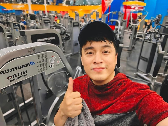 Trường đội mưa biểu diễn phục vụ khán giả, phong độ tuổi 50 ra sao? Ảnh 2