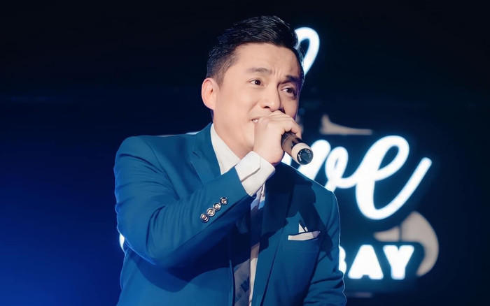 Lam Trường đội mưa biểu diễn phục vụ khán giả, phong độ tuổi 50 ra sao? Ảnh 2