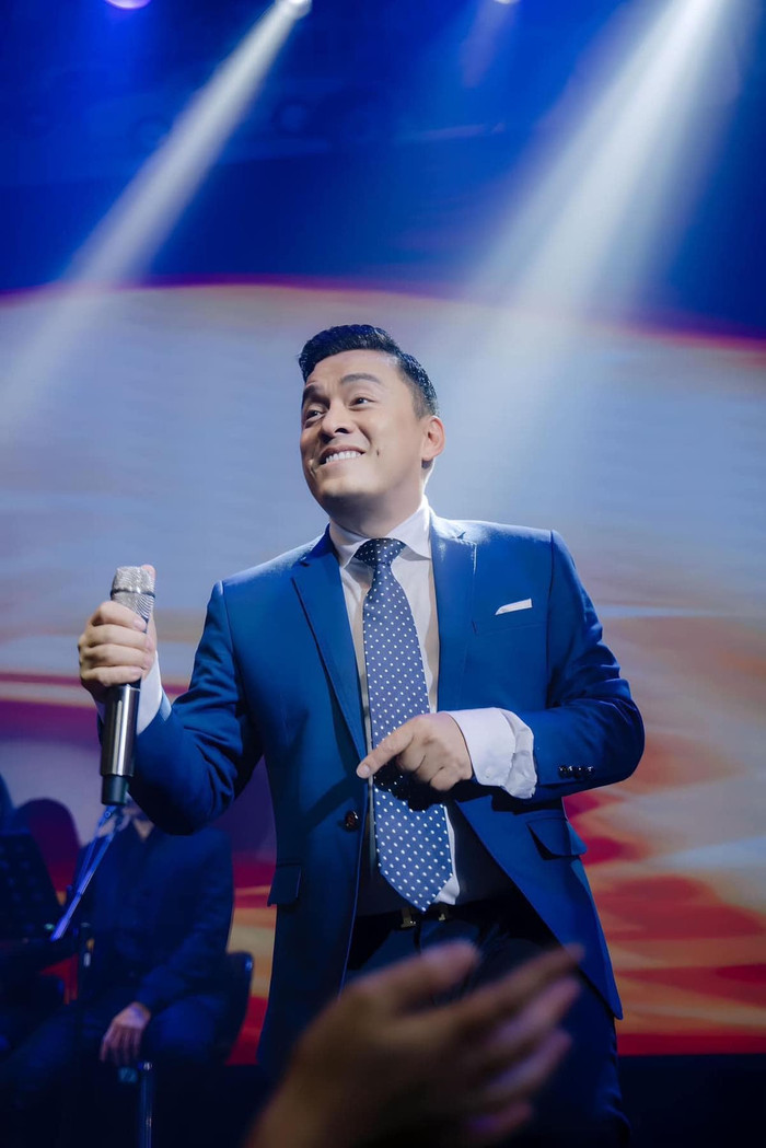 Trường đội mưa biểu diễn phục vụ khán giả, phong độ tuổi 50 ra sao? Ảnh 3