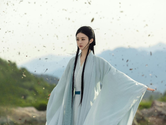 Triệu Lệ Dĩnh đứng top 3 diễn viên nổi tiếng nửa đầu năm 2024 với vai diễn Thẩm Ly trong Dữ Phượng Hành. Ngoài nhiều cảnh hành động đẹp mắt, Lệ Dĩnh còn xây đắp nhân vật với tính cách mạnh mẽ, kiên cường. 