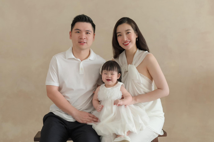 'Đăng tấm hình rõ nét để chứng minh cháu giống mẹ như đúc luôn', Đỗ Mỹ Linh hài hước chia sẻ.