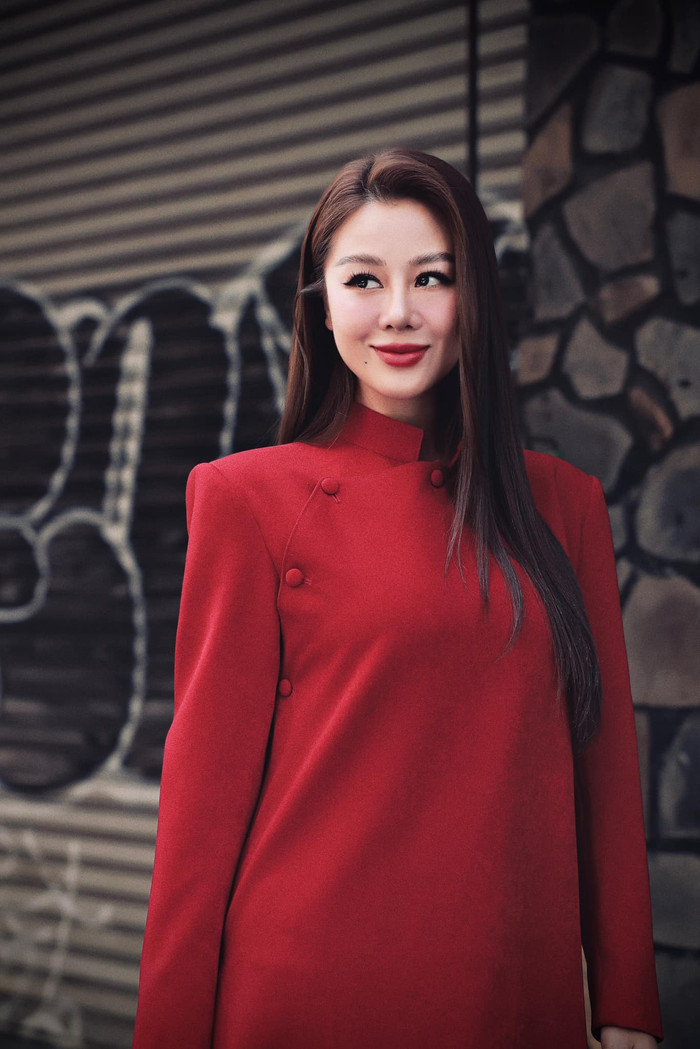 Nam Thư sở hữu đường nét gương mặt góc cạnh, sắc sảo tựa những mỹ nhân Latinh. Để có được giao diện như hiện tại, cô đã có thời gian dài cải thiện về sắc vóc. Ban đầu, Nam Thư sở hữu gương mặt xinh xắn, nụ cười rạng rỡ cùng chiếc mũi tẹt. Tuy nhiên, nữ diễn viên đã can thiệp 'dao kéo' phần mũi giúp nhan sắc thăng hạng rõ rệt.