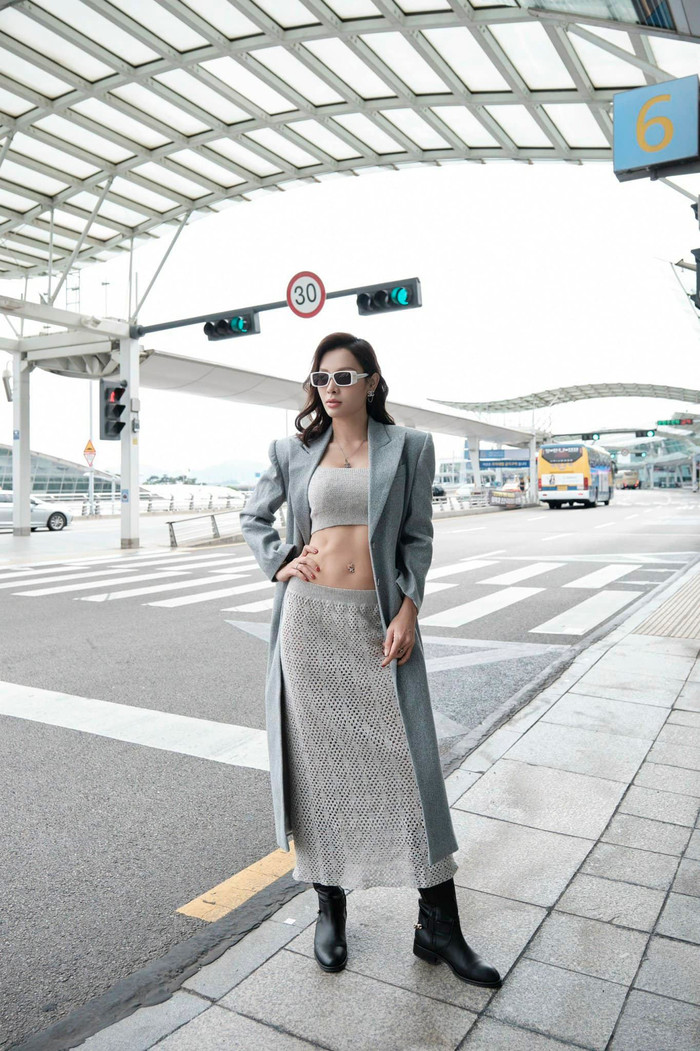 Nhiều người cũng nghi vấn rằng những tấm ảnh này đã được chụp trước đó. Tuy nhiên, theo nguồn thông tin xác thực, đây là ảnh mới nhất của Phương Trinh Jolie trong chuyến đi công tác Hàn Quốc cùng ông xã vào cuối tháng 6 vừa qua.