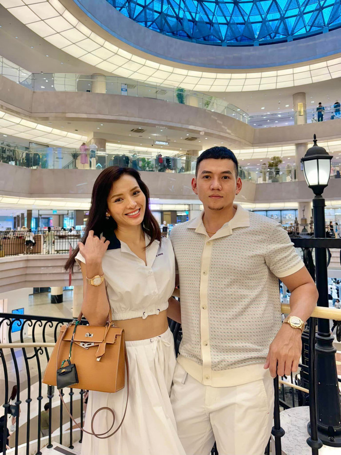 Check in trong chuyến công tác kết hợp du lịch tại Hàn Quốc vừa qua, Phương Trinh Jolie triệt để khoe eo với những bộ trang phục cut out vòng 2. Bụng của người đẹp này thon gọn đến mức trong một số khung ảnh có thể thấy rõ cả cơ bụng.