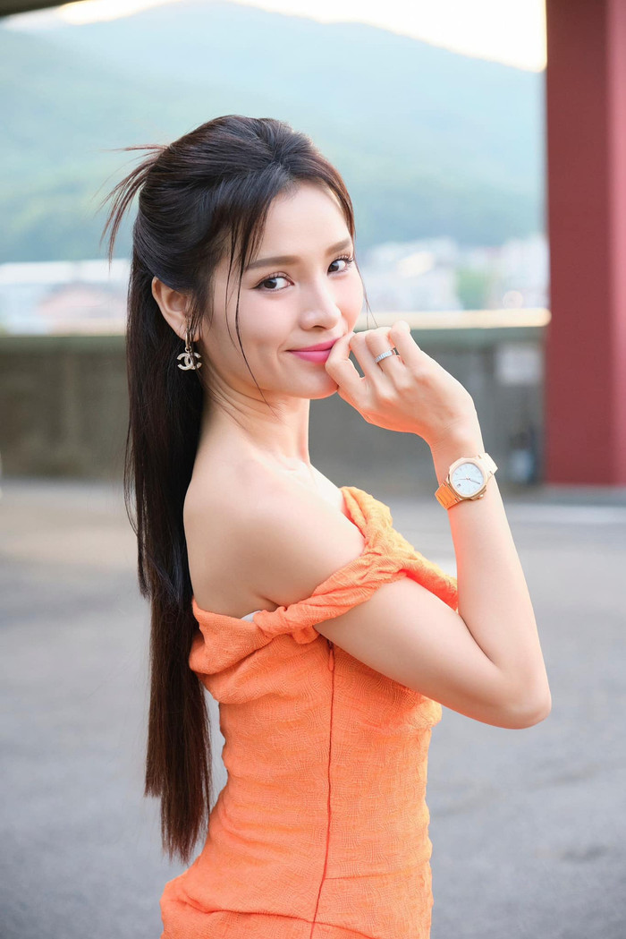 Đặc biệt, nhiều người tỏ ra khó hiểu trước vòng eo của bà xã Lý Bình vì trông quá thon gọn dù đang ở thời điểm tháng thứ ba của thai kỳ.