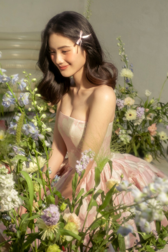 Dẫu vậy, nếu không xét về yếu tố này, có thể thấy sự thay đổi phong cách của Miss World Vietnam 2023 cũng là một 'cứu cánh' giúp cô nâng tầm nhan sắc. Với những bộ cánh cúp ngực, người đẹp không chỉ khoe được vòng 1 mà còn khéo léo 'flexing' đôi vai gầy và đường xương quai xanh thằng tắp.