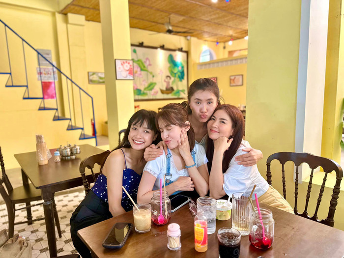 Quán ăn của Nguyệt Ánh cũng là nơi cô hội ngộ với nhiều đồng nghiệp thân thiết.