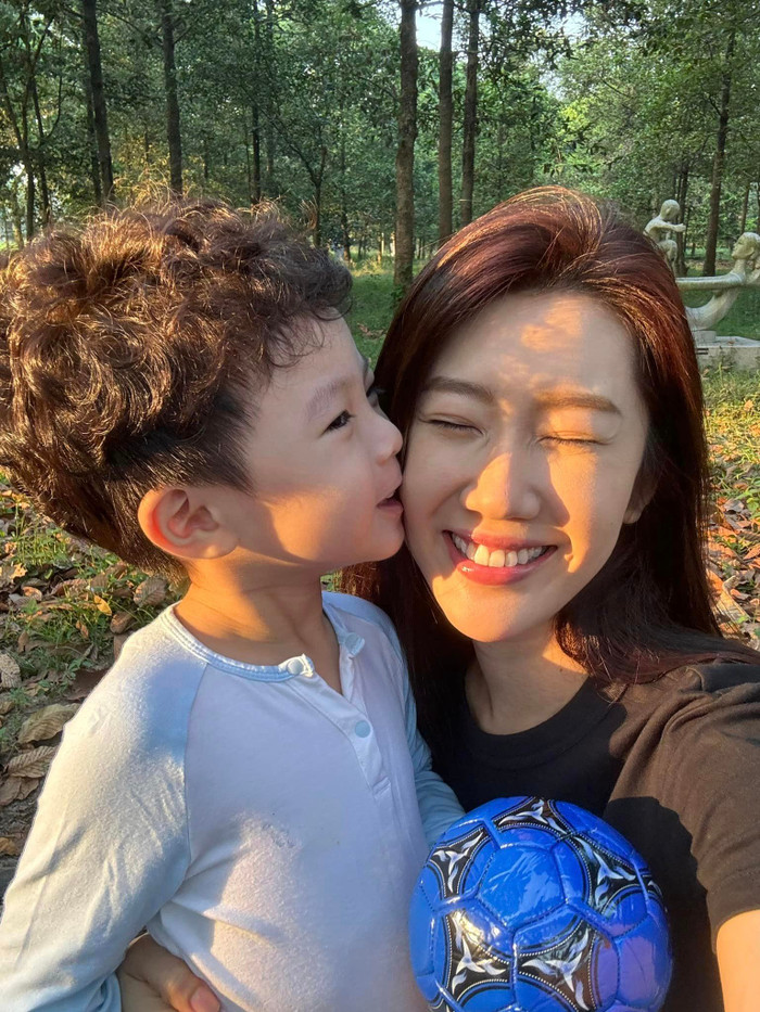 Thuý Ngân hạnh phúc bên 'con trai'.