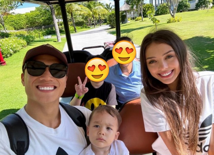 Gia đình Bùi Tiến Dũng mặc áo giống nhau, cùng đi nghỉ dưỡng tại biển.