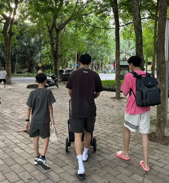 Đoàn Văn Hậu và 2 em trai của Doãn Hải My phụ cô chăm sóc con đầu lòng.