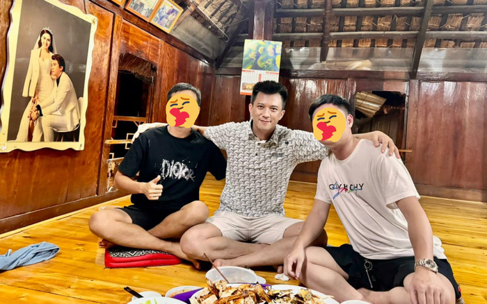 Không gian nhà ở kết hợp homestay của Hà Việt Dũng, bức ảnh cưới của cả hai trở thành tâm điểm.