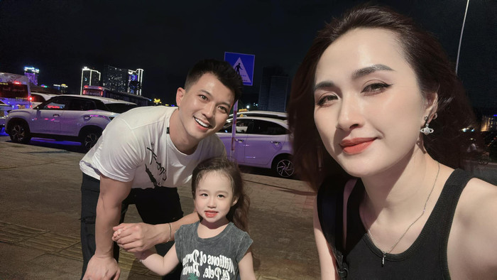 Nam diễn viên sống ở Hòa Bình cùng vợ con, khi có việc cần sẽ di chuyển lên Hà Nội.