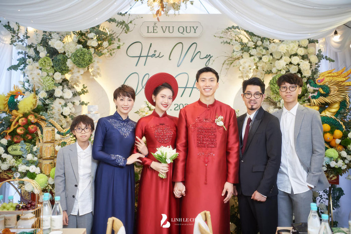 Doãn Hải My chụp ảnh cùng bố mẹ và hai em trai trong lễ ăn hỏi. Ảnh: Linh Lê Chí