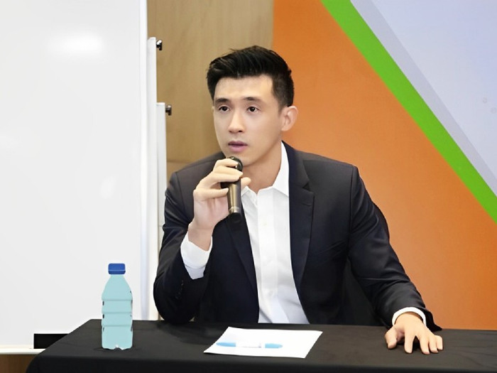 Thiếu gia Minh Đạt - con trai của tập đoàn nghìn tỷ nhựa Duy Tân vừa có màn xuất hiện 'gây bão' truyền thông khi trở thành ông xã của hotgirl đời đầu kiêm diễn viên nổi tiếng Midu. Anh gây trầm trồ khi sở hữu profile ấn tượng cùng sắc vóc không phải dạng vừa.