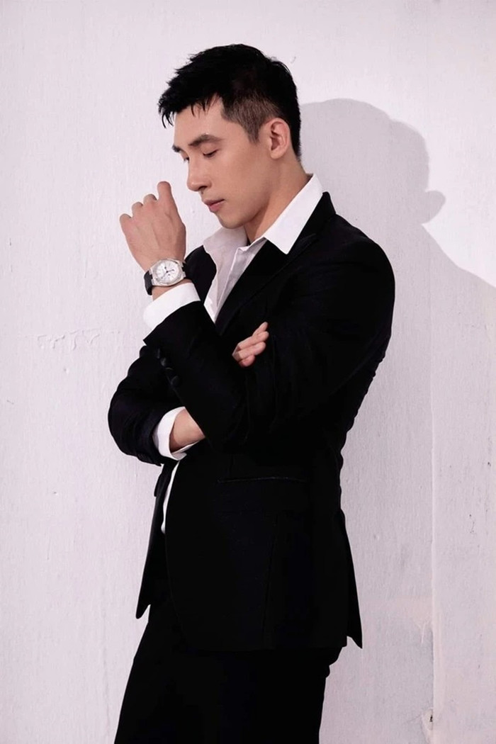 Chồng Midu sở hữu nhan sắc điển trai, hơi hướng thư sinh. Anh ghi điểm với đôi mắt một mí cùng chiếc mũi cao dọc dừa.