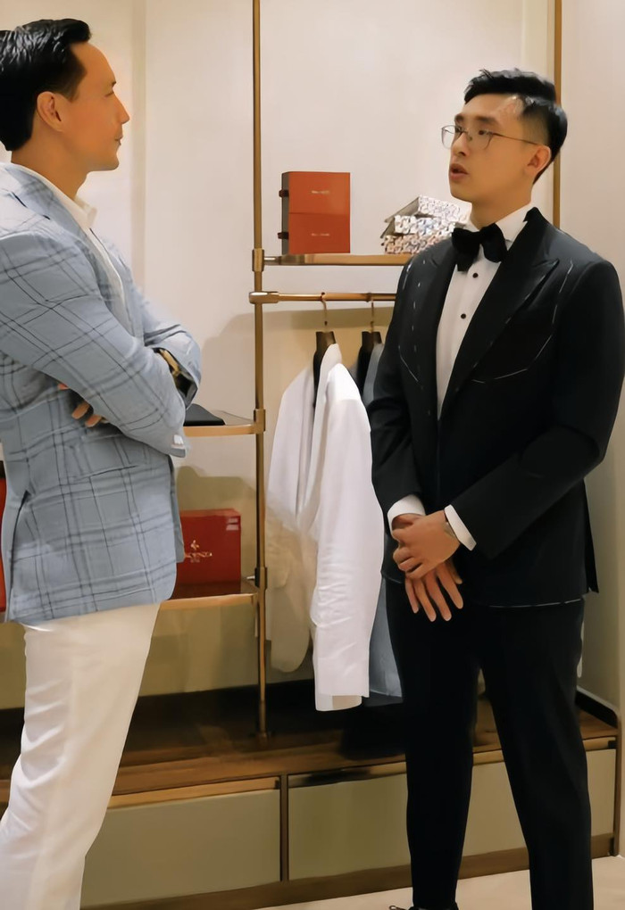 Đứng chung khung hình với Kim Lý, mỹ nam đình đám của showbiz Việt, chồng thiếu gia của Midu cũng không chút 'lép vế' về sắc vóc.