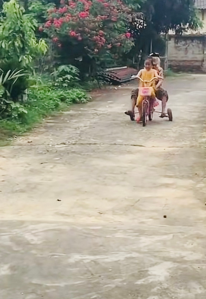 Cháu gái chở cụ bà 100 tuổi trên chiếc xe đạp của mình.