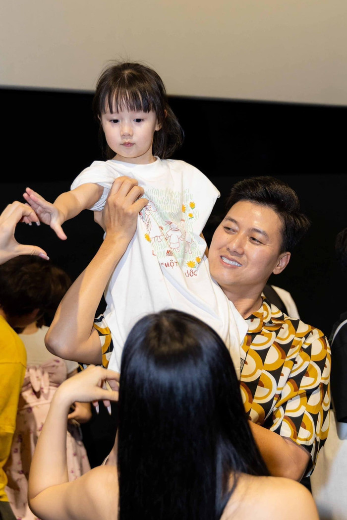 Khi xuất hiện tại sự kiện cùng ba Quách Ngọc Tuyên, bé Bào Ngư nhận được rất nhiều sự quan tâm bởi sự xinh xắn, lễ phép.