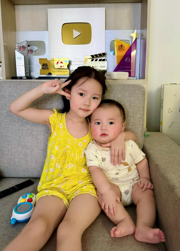 Hình ảnh Bào Ngư và em trai nhỏ của mình.