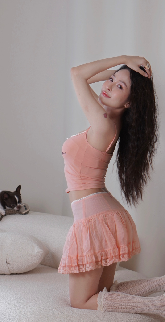 Ngoài ra, nàng hot girl cũng cho biết bản thân trưởng thành hơn hẳn sau những ồn ào. Cô chọn cách 'phớt lờ' những lời chê bai hoặc nói không đúng về mình trên mạng xã hội. 'Tôi cũng 28-29 tuổi rồi và không còn quan tâm đến xã hội thế nào. Tôi cũng trải qua nhiều scandal. Đến bây giờ, tôi cũng gặp không ít những lời nói toxic trên mạng xã hội nhưng tôi chọn cách không quan tâm đến nó. Tôi chỉ tập trung cho hạnh phúc của mình', Trâm Anh bày tỏ với SAOstar. 