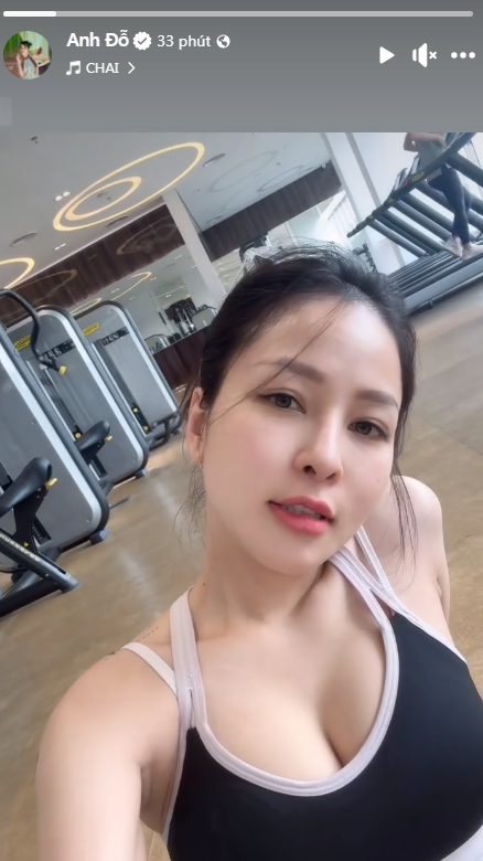 Mới đây, hot girl Trâm Anh có màn 'flex' dáng cực xịn trong phòng tập. Cô được khen ngợi có vòng 1 đầy đặn, gợi cảm. Có thể thấy, sau nhiều năm ở ẩn vì vướng scandal, nàng hot girl người Thanh Hóa ngày càng thăng hạng rõ rệt. 