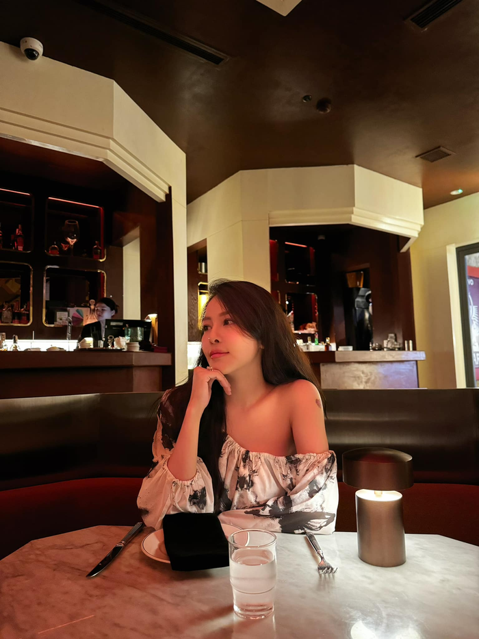 Người đẹp thường xuyên check-in tại các nhà hàng sang trọng hoặc nhiều chuyến nghỉ dưỡng hạng sang. 