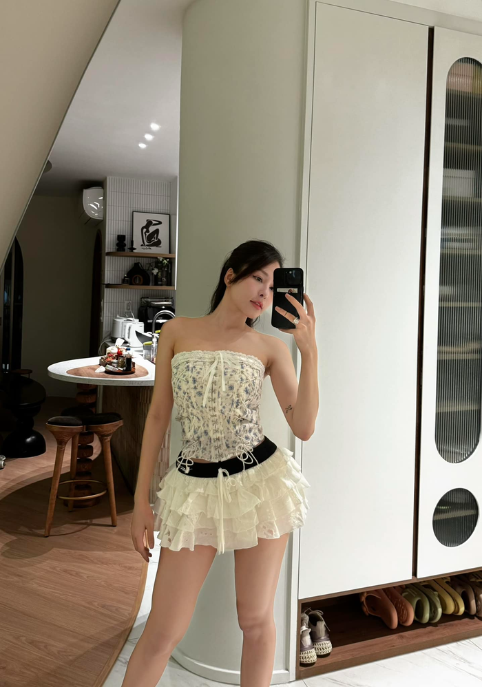 Trâm Anh đang có nhà riêng tại quận 7, TPHCM. Cô nàng vẫn thường xuyên cập nhật cuộc sống cá nhân trên mạng xã hội với thái độ tích cực lạc quan, vui vẻ. 