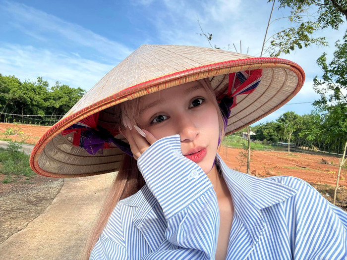 Xoài Non khẳng định chưa bao giờ chỉnh sửa bất cứ thứ gì trên gương mặt. Ảnh FBNV